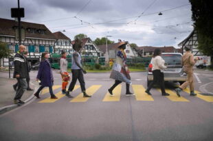 Parade dans la rue © Willem Mes